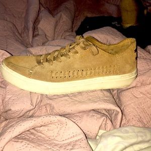 Women’s size 6 TOMS